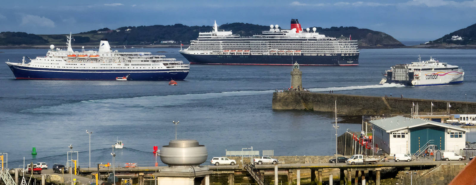 Cruise ships and Condor outside the harbour